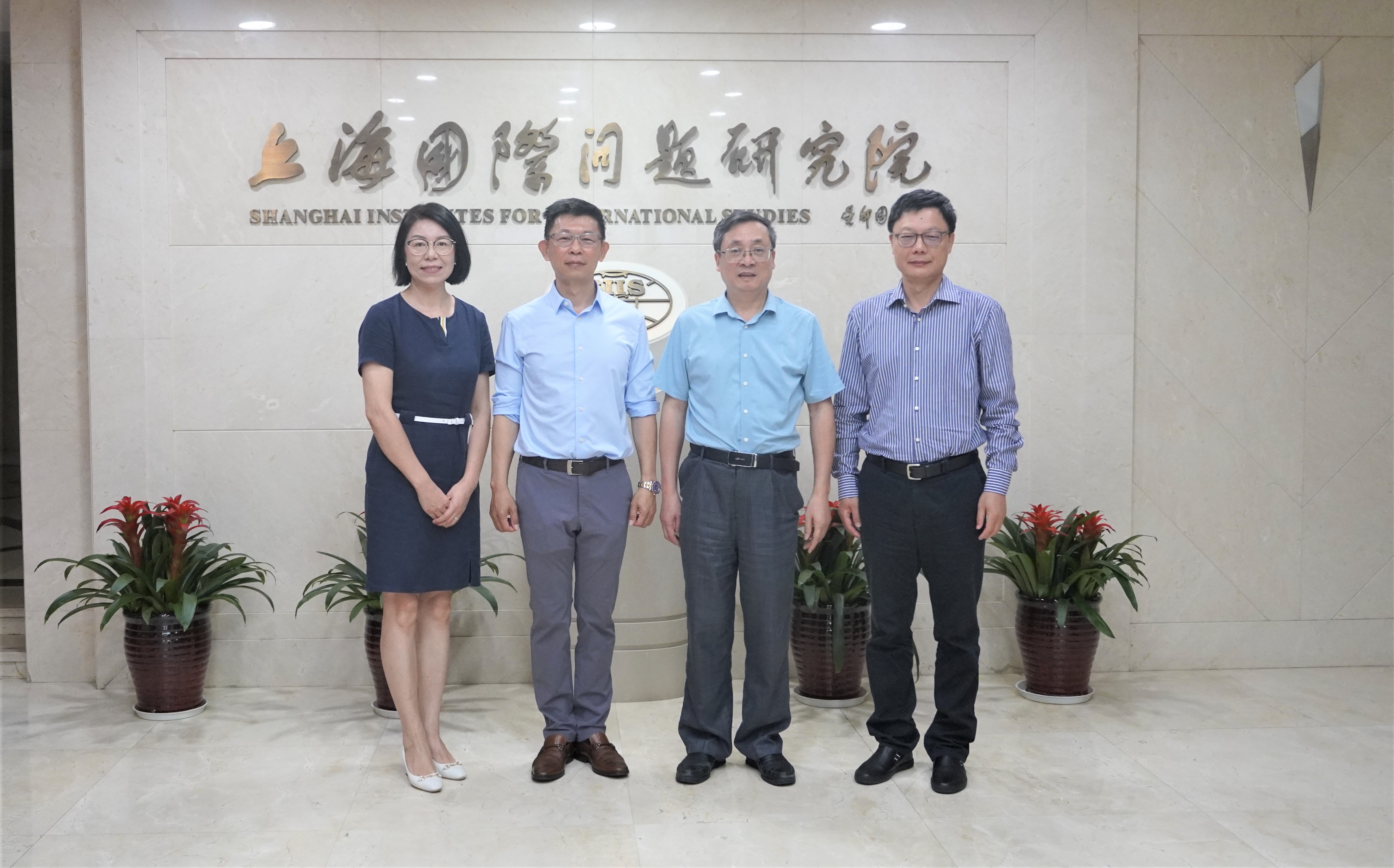 7月10日严院长会见新加坡驻华使馆参赞.jpg