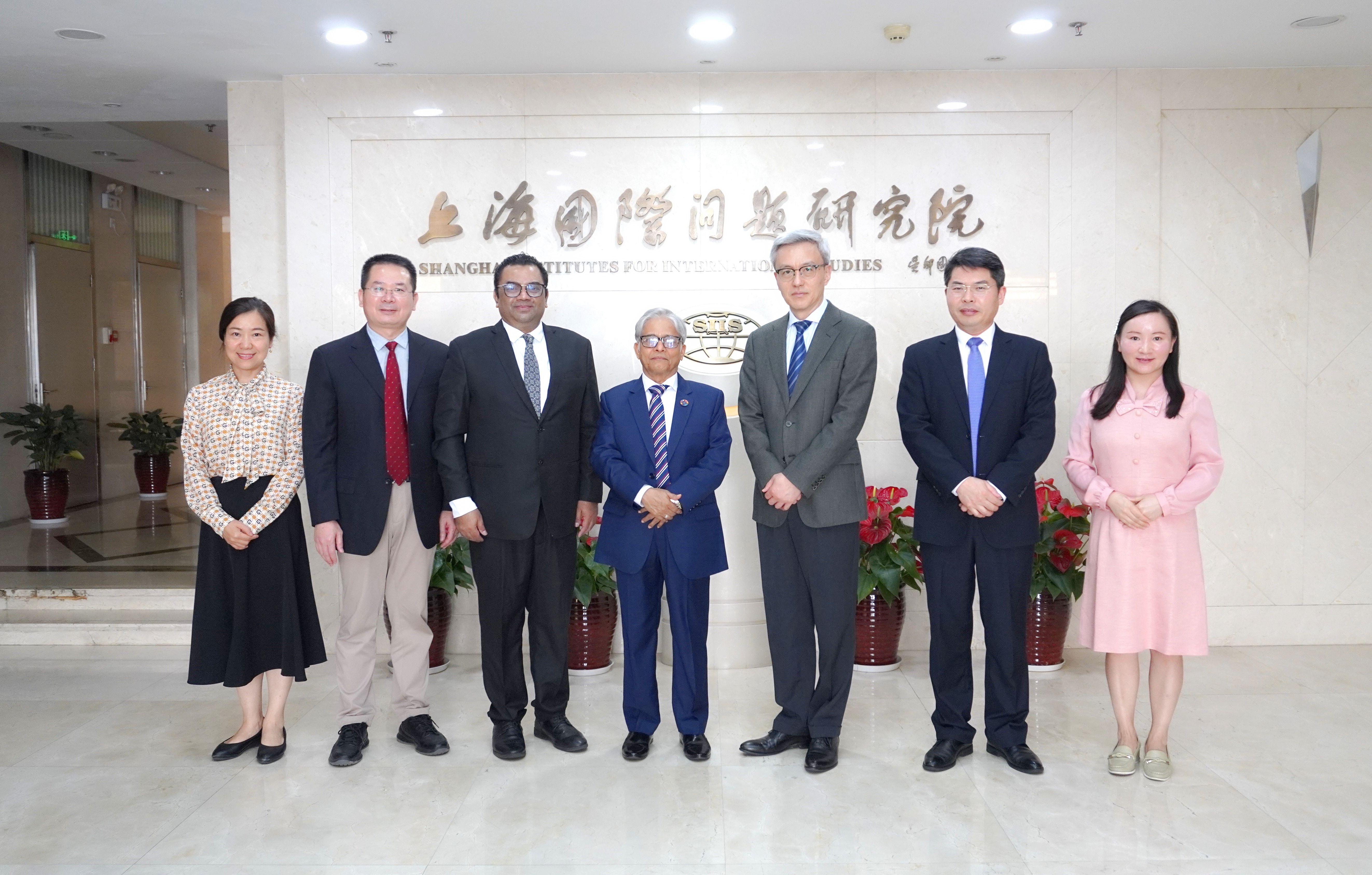 合影_副本.jpg 合影_副本.jpg