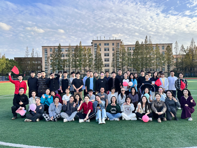 7.结尾足球场上合照.png 7.结尾足球场上合照.png