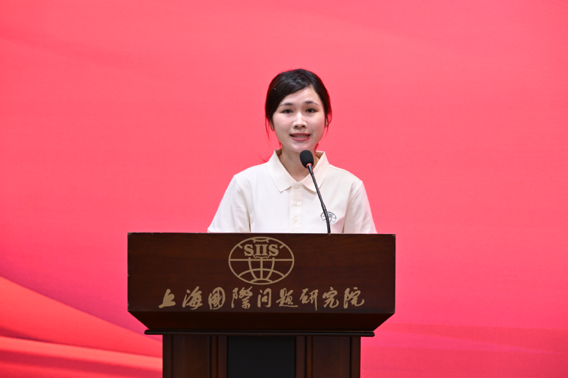 新生代表李莎莎发言.png 新生代表李莎莎发言.png